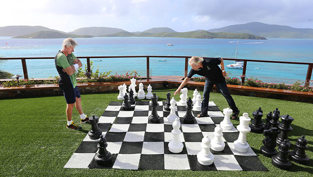 Sir Richard Branson satranç oynuyor